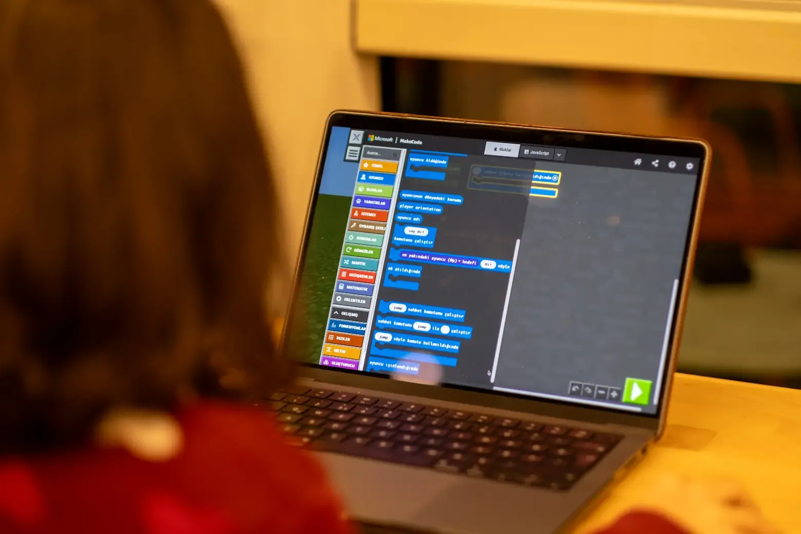 Minecraft Education ile kodlama öğrenen çocuklar