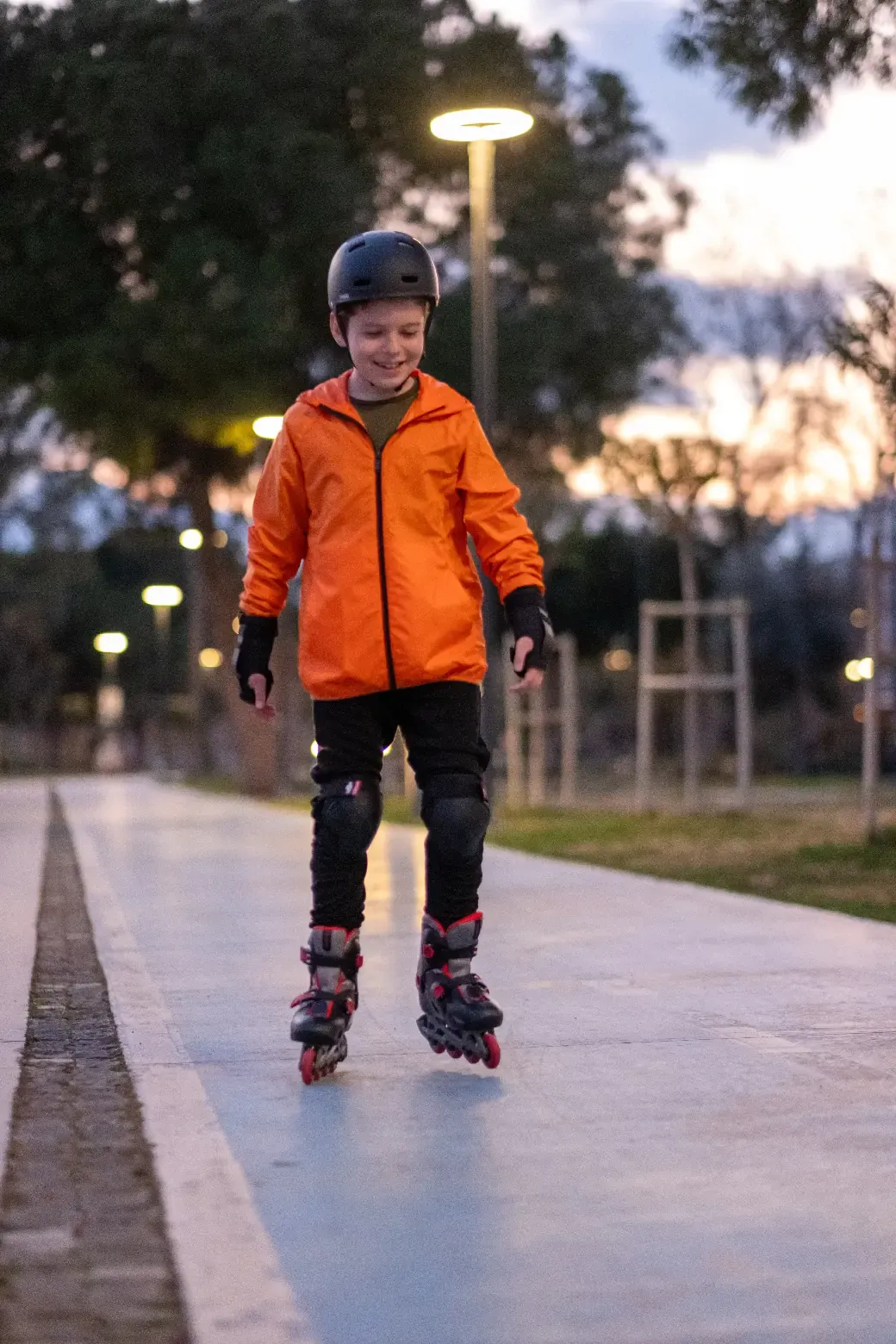 Çocuğunu taşıyan bir ebeveyn