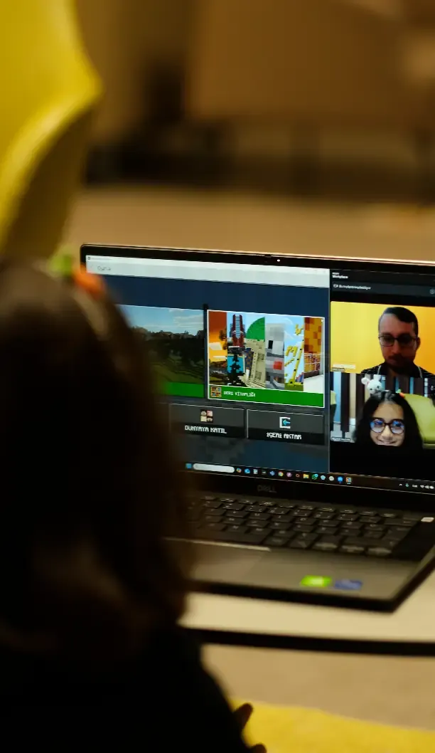 Python kodlama öğrenen çocuk bilgisayar başında proje geliştiriyor