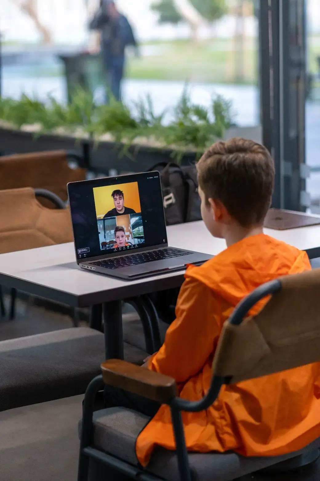 Scratch ile kodlama yapan çocuk